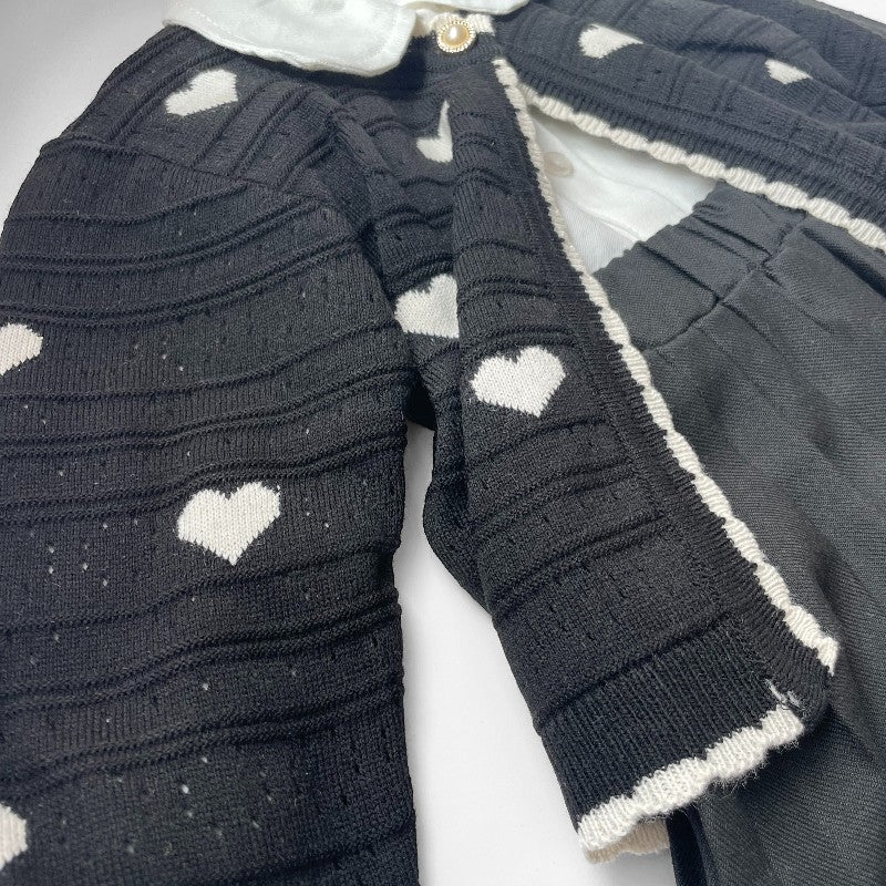 Малка модна икона в черно