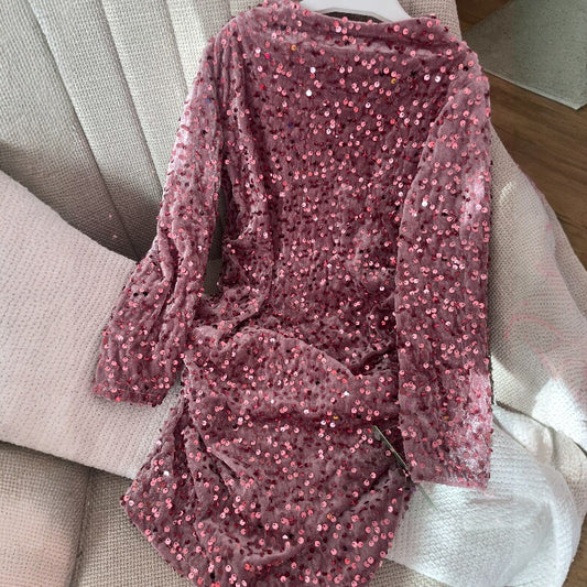 Детска розова рокля с пайети и дълъг ръкав – нежност и блясък в едно