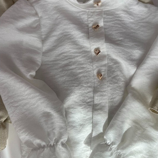 Бяла риза с елегантни детайли