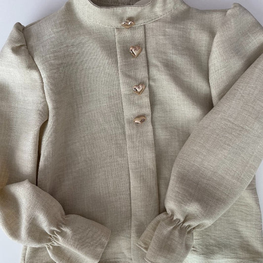 Бежова риза сърца