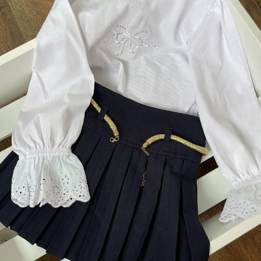 Бяла блуза с разкроени дантелени ръкави