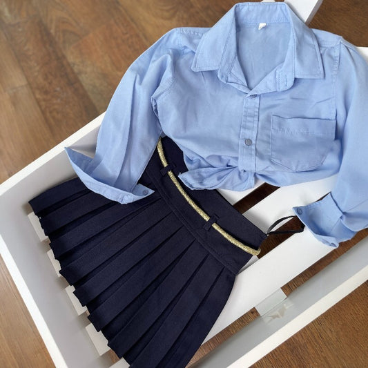 Тъмносиня пола , вдъхновена от училищната униформа