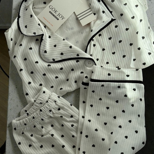 Мека детска пижама с риза – бяла с черни сърца