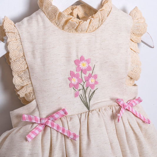 🌸 Нежна пролетна рокличка с дантела и цветен акцент