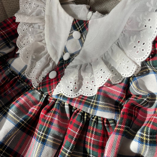 Детска рокля „Класическа елегантност“ – червено каре с дантела