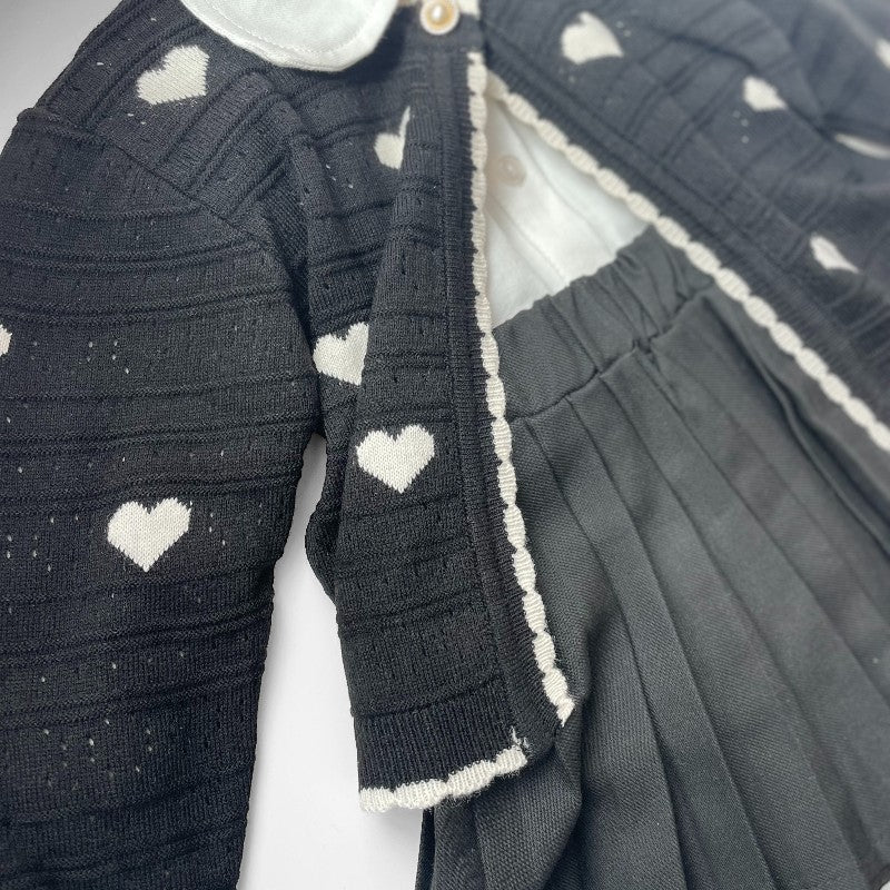 Малка модна икона в черно