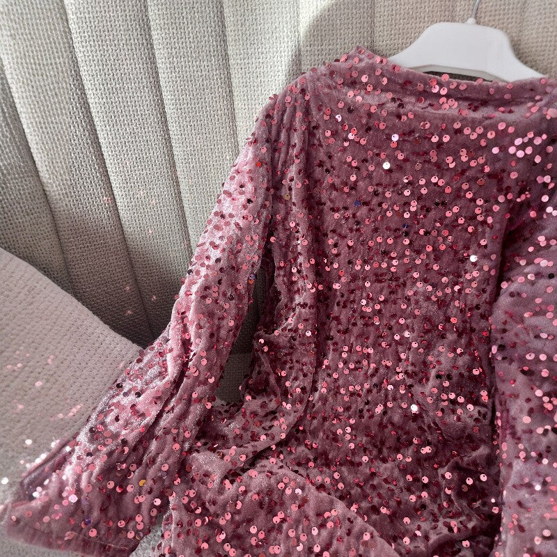 Детска розова рокля с пайети и дълъг ръкав – нежност и блясък в едно