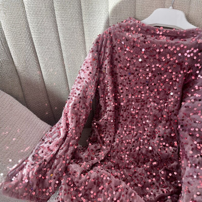 Детска розова рокля с пайети и дълъг ръкав – нежност и блясък в едно